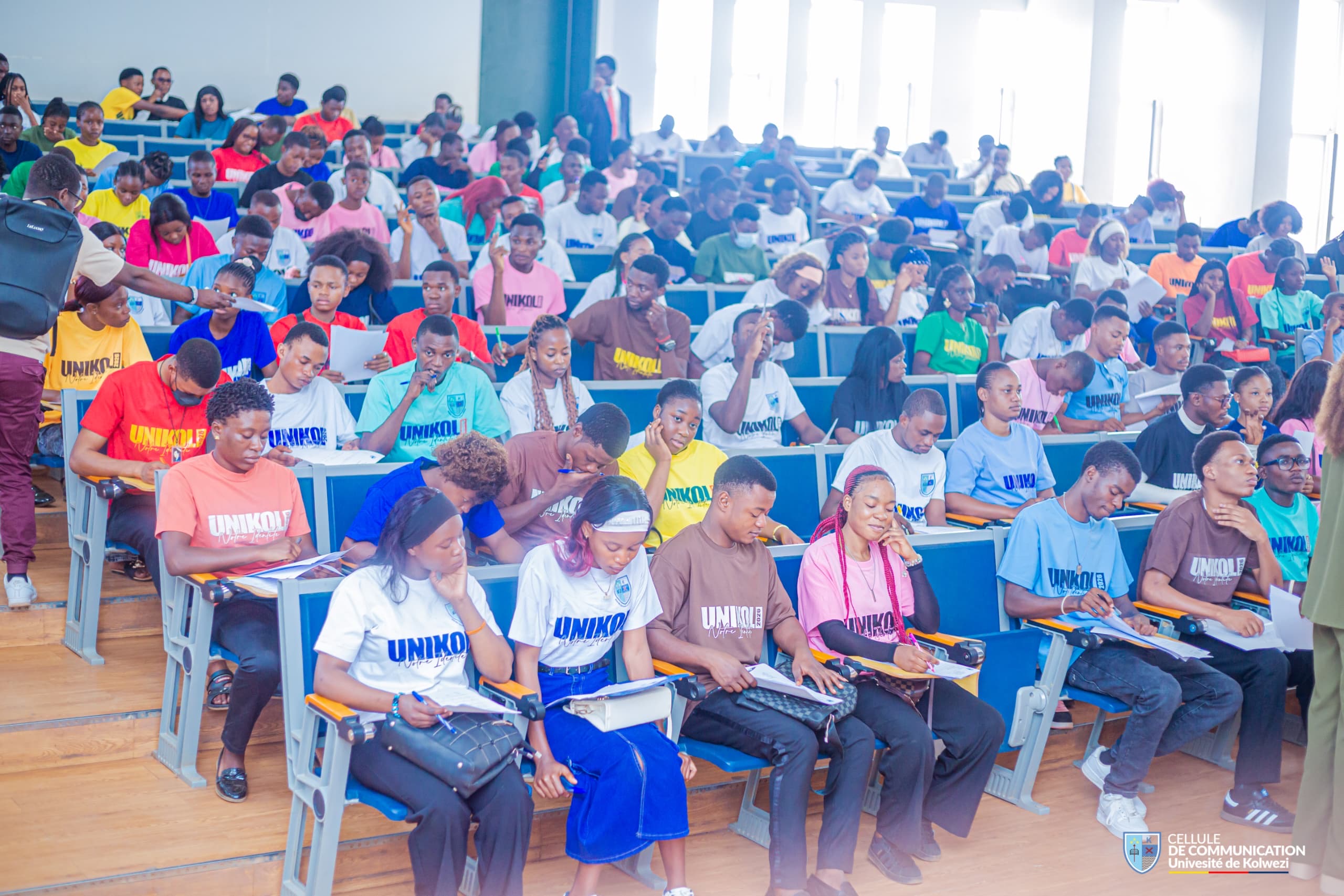 Candidats en salle lors du test de niveau et de l’examen d’admission à l’UNIKOL, le 19 octobre 2026