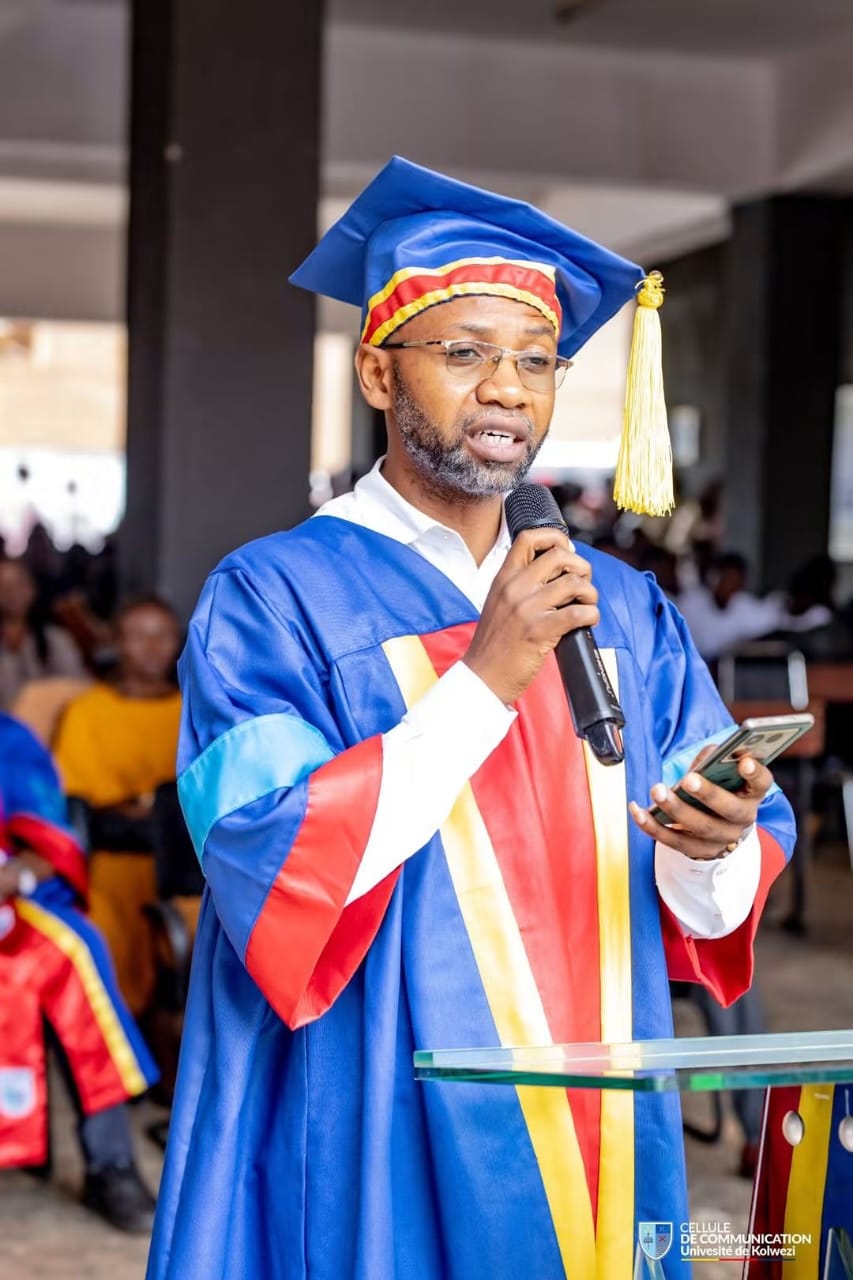 Professeur Sage Ngoie Mbayo en tenue académique