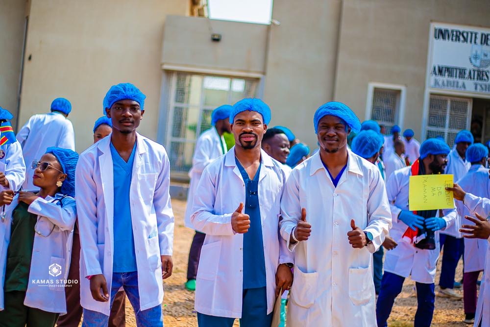 Étudiants en médecine de l’Université de Kolwezi en blouse blanche