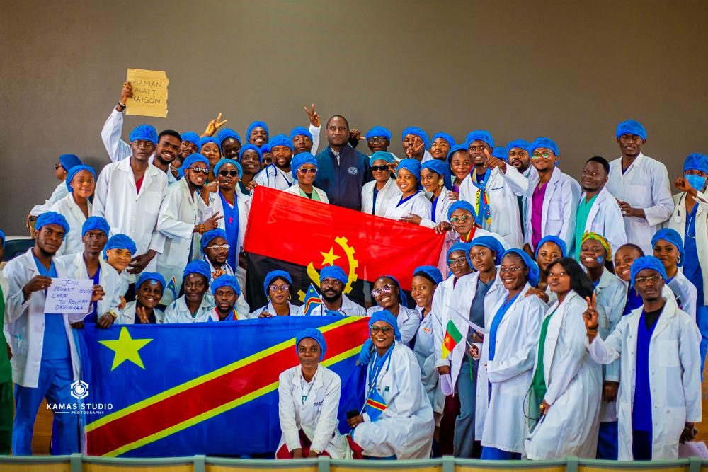 Étudiants en médecine de l’Université de Kolwezi réunis en amphithéâtre