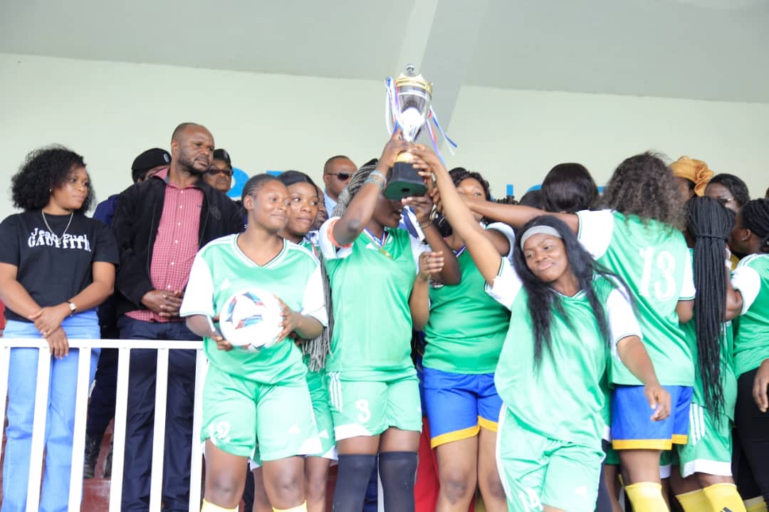 Équipe féminine de football célébrant avec un trophée