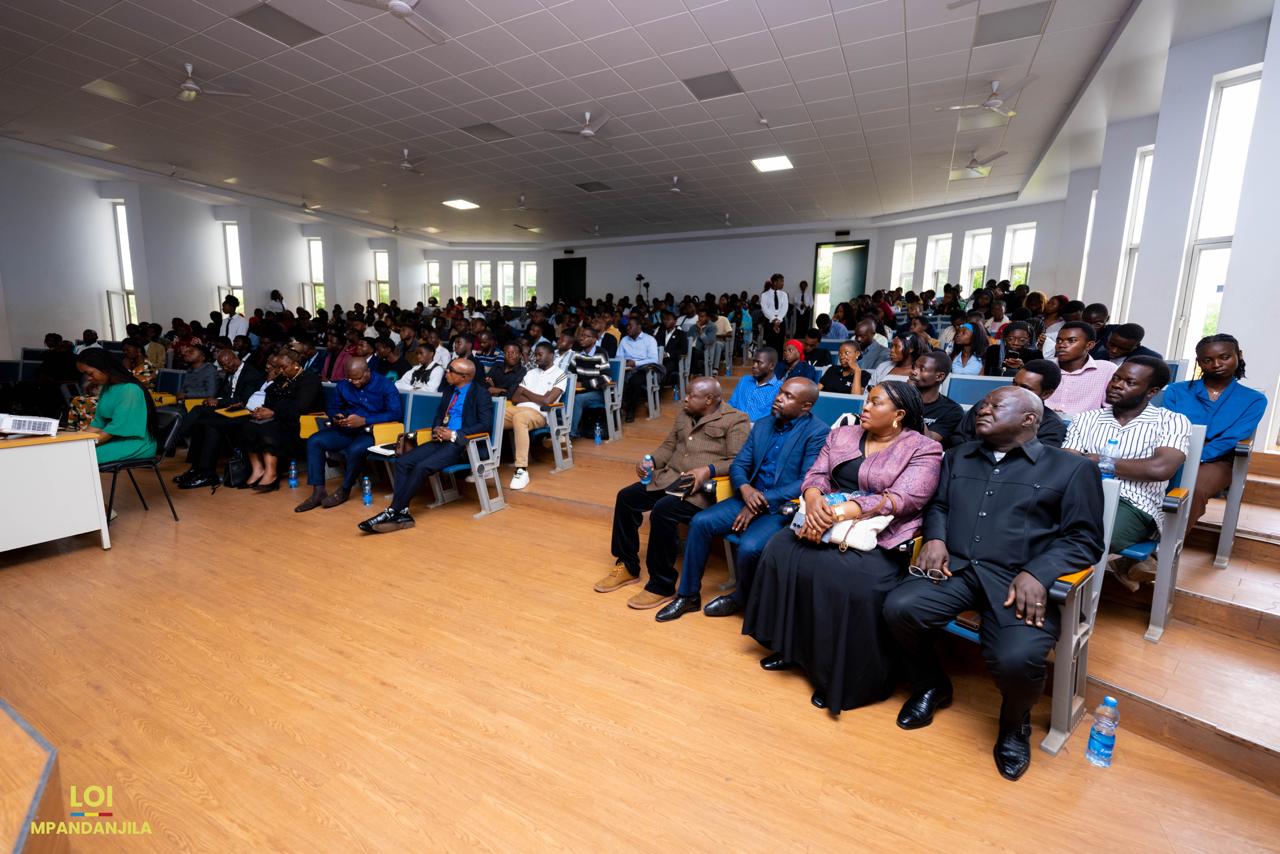 Participants à une activité académique dans un amphithéâtre de l’UNIKOL